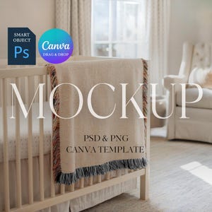 Puede incluir: Una manta beige con bordes con flecos está sobre una cuna blanca. La palabra "MOCKUP" se muestra en letras grandes y elegantes. La imagen también incluye el texto "PSD & PNG CANVA TEMPLATE".