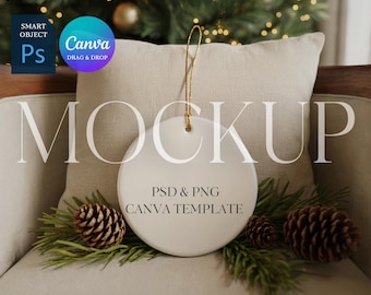 Puede incluir: Una maqueta de adorno navideño blanco y redondo con una cuerda dorada, colocada sobre un cojín beige. El adorno está decorado con agujas de pino y piñas. El texto "MOCKUP" y "PSD & PNG CANVA TEMPLATE" son visibles.