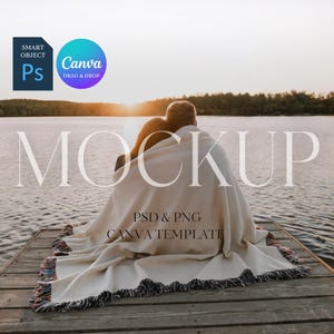 Könnte beinhalten: Ein Mockup-Bild mit einem Paar, das in eine cremefarbene Decke mit Fransen gewickelt ist und auf einem Holzsteg mit Blick auf einen See bei Sonnenuntergang sitzt. Das Wort "MOCKUP" wird angezeigt. Enthält "PSD & PNG CANVA TEMPLATE".