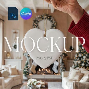 Peut inclure: Ornement en forme de cœur en céramique blanche avec le texte "MOCKUP PNG & PSD" suspendu à une ficelle dorée devant un arrière-plan flou d'une scène de Noël avec une cheminée, un sapin de Noël et une couronne.