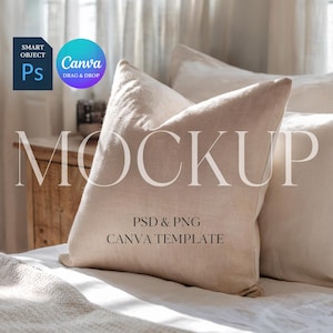 Puede incluir: Primer plano de dos cojines beige sobre una cama. La palabra "MOCKUP" se muestra en letras grandes sobre los cojines. La imagen también incluye el texto "PSD & PNG CANVA TEMPLATE" y los logotipos de Photoshop y Canva.