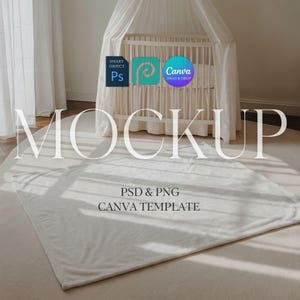 Peut inclure: Une couverture de bébé blanche et douce est posée sur un tapis clair devant un berceau. Le mot "MOCKUP" est affiché en grand. Le texte "PSD & PNG CANVA TEMPLATE" est également visible, ainsi que les logos Photoshop, Canva et un élément de design.