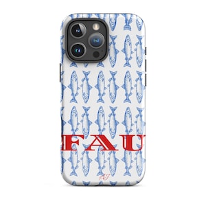 Puede incluir: Carcasa blanca para iPhone con un patrón de peces azules y la palabra "FAU" en letras rojas.