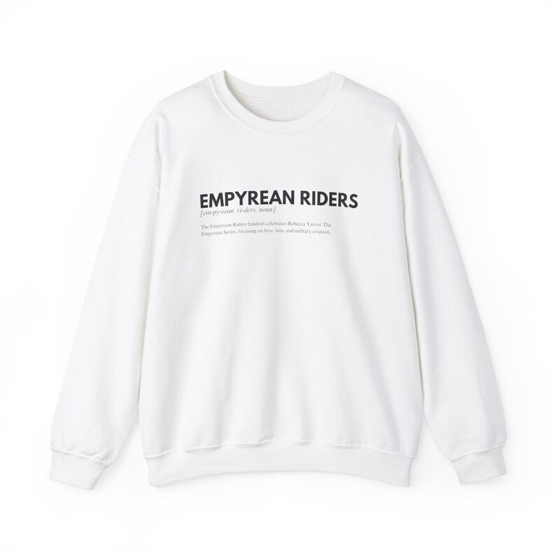 K&ouml;nnte beinhalten: Ein wei&szlig;es Sweatshirt mit dem schwarzen Text "EMPYREAN RIDERS" und einer Definition. Das Kleidungsst&uuml;ck hat einen Rundhalsausschnitt und lange &Auml;rmel. Das Design ist schlicht und klassisch, geeignet f&uuml;r den Alltag.