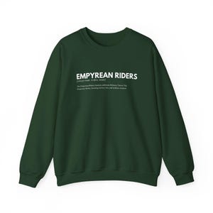 K&ouml;nnte beinhalten: Ein dunkelgr&uuml;nes Sweatshirt mit dem wei&szlig;en Text "EMPYREAN RIDERS" und einer Definition. Das Sweatshirt hat einen Rundhalsausschnitt und lange &Auml;rmel. Der Text ist mittig auf der Brust platziert.