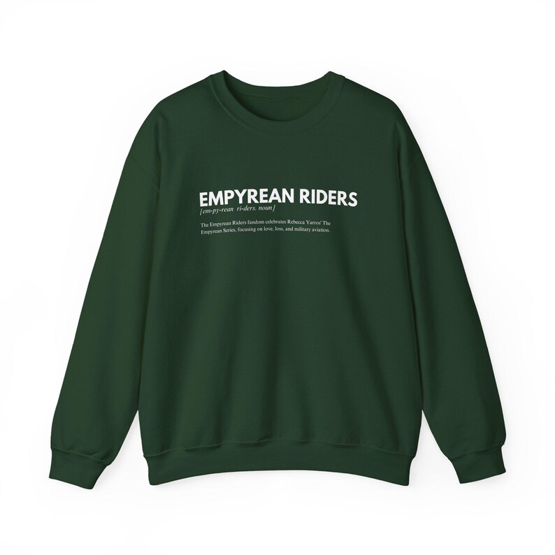 K&ouml;nnte beinhalten: Ein dunkelgr&uuml;nes Sweatshirt mit dem wei&szlig;en Text "EMPYREAN RIDERS" und einer Definition. Das Sweatshirt hat einen Rundhalsausschnitt und lange &Auml;rmel. Der Text ist mittig auf der Brust platziert.