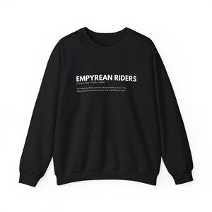 K&ouml;nnte beinhalten: Schwarzes Sweatshirt mit Rundhalsausschnitt und wei&szlig;em Text "EMPYREAN RIDERS", Definition und Beschreibung. Das l&auml;ssige Sweatshirt ist f&uuml;r den t&auml;glichen Gebrauch geeignet.
