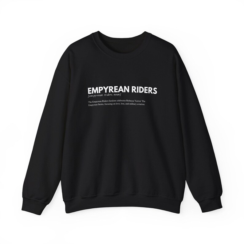 K&ouml;nnte beinhalten: Schwarzes Sweatshirt mit Rundhalsausschnitt und wei&szlig;em Text "EMPYREAN RIDERS", Definition und Beschreibung. Das l&auml;ssige Sweatshirt ist f&uuml;r den t&auml;glichen Gebrauch geeignet.