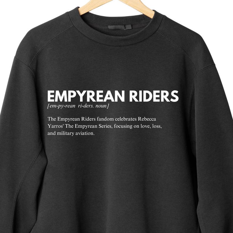 K&ouml;nnte beinhalten: Schwarzes Sweatshirt mit dem wei&szlig;en Text "EMPYREAN RIDERS", einer Definition und einer Beschreibung der Fangemeinde. Das Sweatshirt h&auml;ngt an einem Holzkleiderb&uuml;gel.
