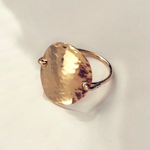 Gold Hammered disc ring / Circle ring / Organic hammered ring 14k gold fill image 2