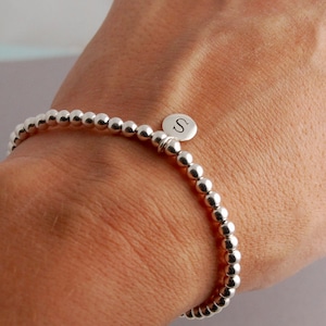 Bracelet initiales en argent sterling Bracelet extensible Bracelet en plaqué or Bracelet à breloques initiales en or Bracelet initiales