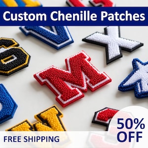 Op de afbeelding: Aangepaste chenille patches in verschillende vormen en kleuren, waaronder letters, cijfers en een ster. De patches hebben een getextureerd, verhoogd ontwerp met een witte rand. De afbeelding bevat de tekst "Custom Chenille Patches".