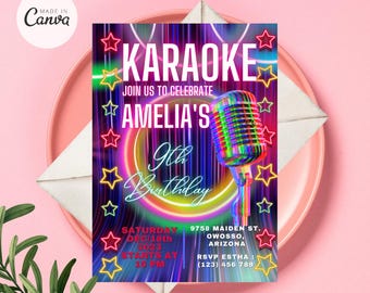 Könnte beinhalten: Eine neonfarbene Einladung zu einer Karaoke-Party zur Feier von Amelias 9. Geburtstag. Die Einladung zeigt ein Mikrofon mit einem Regenbogen-Design und ein Neon-Schild mit der Aufschrift "Karaoke". Der Text auf der Einladung enthält das Datum, die Uhrzeit und den Ort der Party.