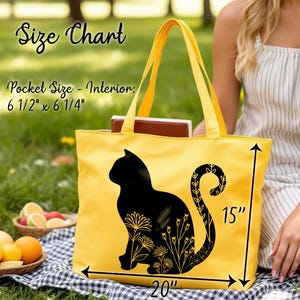 K&ouml;nnte beinhalten: Gelbe Canvas-Tragetasche mit einer schwarzen Silhouette einer Katze mit floralen Details. Die Tasche ist 50,8 cm breit und 38,1 cm hoch. Die Innentasche misst 16,5 cm x 15,9 cm.