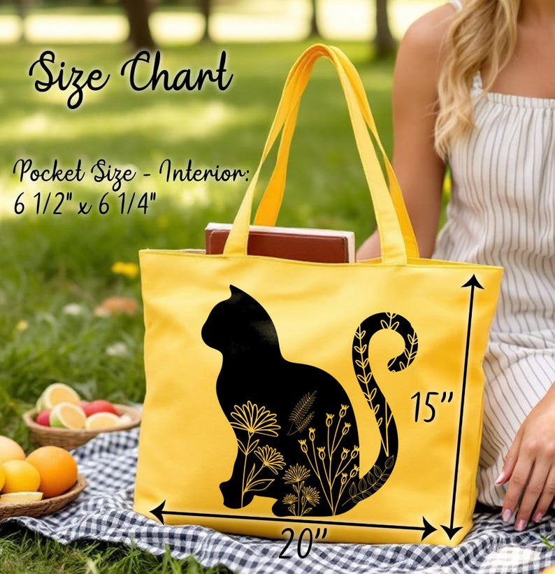 K&ouml;nnte beinhalten: Gelbe Canvas-Tragetasche mit einer schwarzen Silhouette einer Katze mit floralen Details. Die Tasche ist 50,8 cm breit und 38,1 cm hoch. Die Innentasche misst 16,5 cm x 15,9 cm.