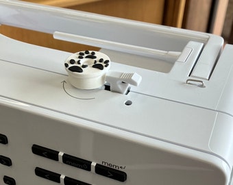 Protège-canette Pawprint pour machine à coudre Bernina B350