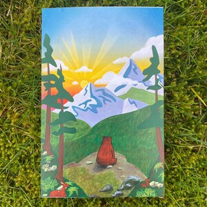 Paysage de montagne au coucher du soleil avec un ours mignon | Mini carte postale avec impression d'art |