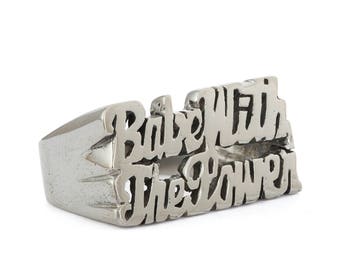 Nena con el anillo de poder