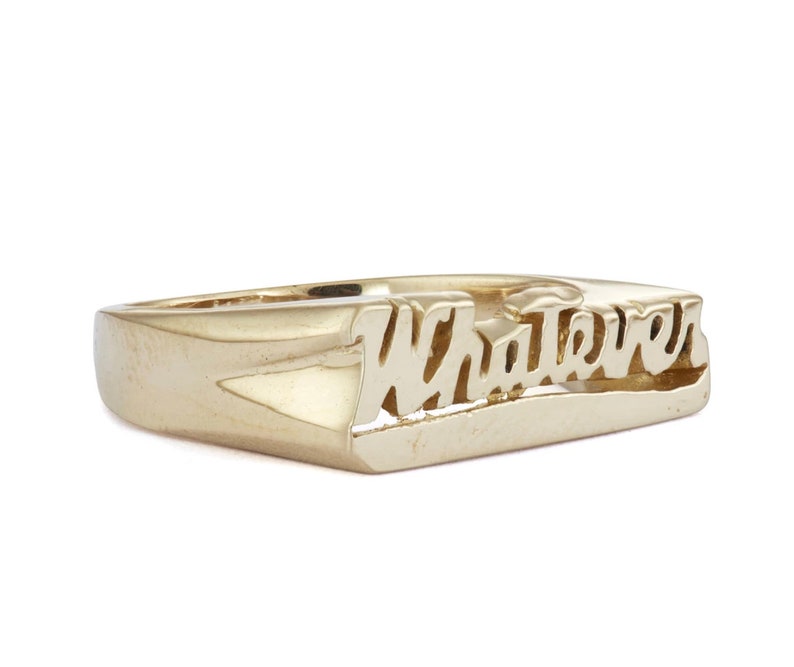Peut inclure: Une bague en or avec le mot "Whatever" grav&eacute; dessus.