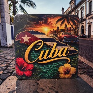 Puede incluir: Un posavasos cuadrado con una vibrante escena de atardecer, un coche antiguo rojo, palmeras y la bandera cubana. La palabra Cuba está escrita en letras cursivas doradas grandes en el centro, con un hibisco rojo y uno amarillo abajo.