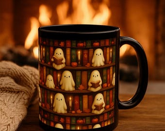 Può includere: Tazza in ceramica nera con un design a tema Halloween. Il design raffigura una libreria con fantasmi, libri, candele e zucche. La tazza è ambientata su uno sfondo sfocato di un camino e una coperta.