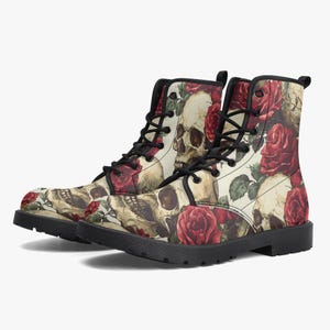 Botas de combate de piel vegana con diseño de calavera y rosa: calzado alternativo de moda, estilo militar y gótico.