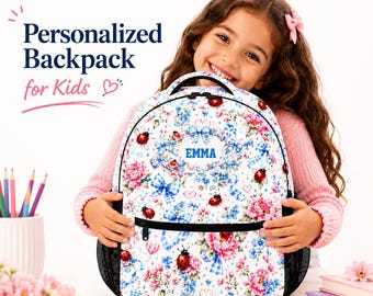 Può includere: Uno zaino personalizzato per bambini con un motivo floreale e coccinelle. Lo zaino presenta uno sfondo bianco con fiori rosa e blu, fiocchi blu e coccinelle rosse. Il nome "EMMA" è stampato in blu.
