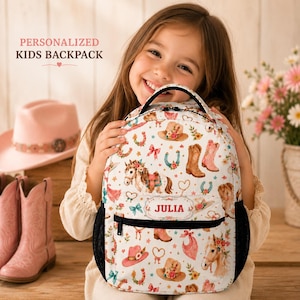 Puede incluir: Una mochila blanca para niños con un estampado repetido de sombreros de vaquero, caballos, botas y herraduras. La mochila tiene una cremallera negra y bolsillos laterales de malla. El texto "PERSONALIZED KIDS BACKPACK" está en la parte superior. El nombre "JULIA" está en la parte delantera.