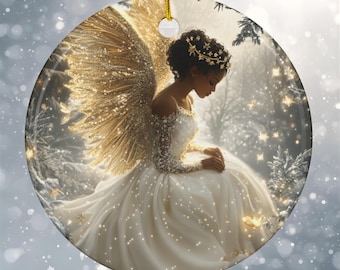 Puede incluir: Adorno navideño redondo que representa un ángel con un vestido blanco con alas y corona doradas. El ángel está situado sobre un fondo de bosque nevado con detalles brillantes. Una cuerda dorada está unida para colgarlo.