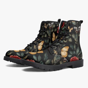 Botas de combate de moda Botas de cuero vegano Rosas rojas Mariposas Elegante moda Calzado de caña alta Estilo gótico