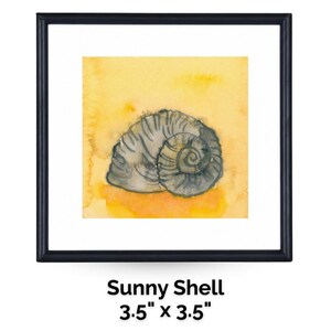 Könnte beinhalten: Gerahmtes Aquarellgemälde mit dem Titel "Sunny Shell". Das Kunstwerk zeigt eine graue Muschel vor einem gelb-orangen Hintergrund. Der Rahmen ist schwarz und das Gemälde misst 8,9 cm x 8,9 cm.