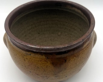 Podpisana misa ceramiczna Studio Pottery z uchwytami w kolorze brązowym, solnym, glazura rustykalna