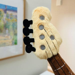 Bas plyschleksak, Gitarr plyschleksak, Musikinstrumentpresent till musiker, Gitarr plyschleksak med gratis presentinslagning bild 6