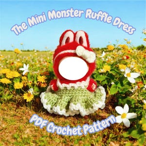 Puede incluir: Un vestido de monstruo de ganchillo rojo y blanco con una falda con volantes verde y blanca. El vestido tiene una gran abertura ovalada para una cara. El texto en la imagen dice "The Mini Monster Ruffle Dress" y "PDF Crochet Pattern".