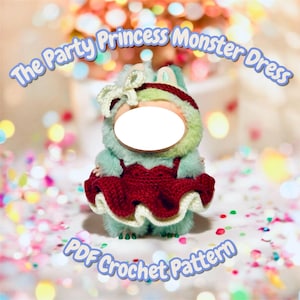 Puede incluir: Un juguete de peluche vestido con un vestido de ganchillo rojo y blanco, con un gorro y un lazo a juego. El texto "The Party Princess Monster Dress" y "PDF Crochet Pattern" están arqueados arriba y abajo del juguete.