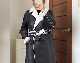 Abrigo Shearling Negro Mujer Hecho a Mano Oversize Estilo 90s Media Longitud Piel de Oveja Cuero Vintage Invierno Regalo Elegante para Ella