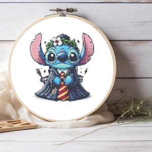 Peut inclure: Un personnage bleu Stitch portant une robe noire, une cravate rouge et jaune et une couronne de fleurs. Le personnage tient une baguette dans une main et un livre dans l'autre.
