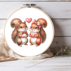 Könnte beinhalten: Zwei Cartoon-Eichhörnchen, die Herzen halten, eines mit einer Schleife und das andere mit einer rosa Schleife, mit einem rosa Herzen darüber.