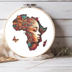 Élégante femme afro-américaine avec une carte de l'Afrique au point de croix - Facile à suivre - Création de cerceau PDF à monter soi-même pour des murs culturels et modernes