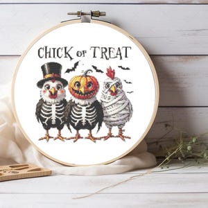 Può includere: Schema di punto croce con tre galline vestite per Halloween. Le galline indossano un cappello a cilindro, una zucca e un costume da mummia. Il testo "Chick or Treat" è sopra le galline.