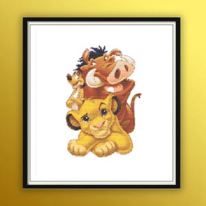 Può includere: Un'illustrazione di cartoni animati di Simba, Pumbaa e Timon de Il Re Leone della Disney. Simba è un cucciolo di leone giallo chiaro con una criniera marrone. Pumbaa è un facocero marrone con un muso rosa. Timon è un suricato con pelliccia marrone e una coda nera.
