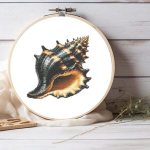 Fascinante padrão de ponto cruz de conchas | Elegante gráfico em PDF com design náutico costeiro para amantes do oceano