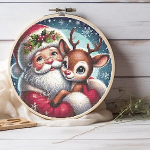 Modèle de point de croix Père Noël et renne - Scène de câlin réconfortant - Tableau de broderie PDF confortable pour une décoration de cerceau des fêtes de Noël