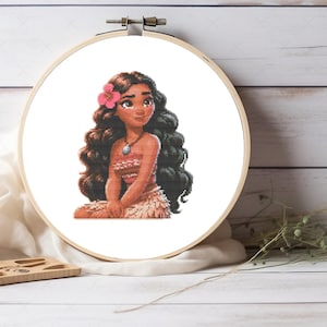 Może przedstawiać: Wzór do haftu krzyżykowego przedstawiający kreskówkową polinezyjską księżniczkę z długimi ciemnymi włosami, ubraną w brązowo-beżową sukienkę z różowym kwiatem we włosach.