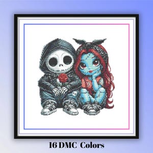 Peut inclure: Un modèle de point de croix représentant un squelette de dessin animé en sweat à capuche noir tenant une rose rouge à côté d'un personnage à la peau bleue avec de longs cheveux roux et un bandeau noir. Le motif inclut le texte 16 DMC Colors.