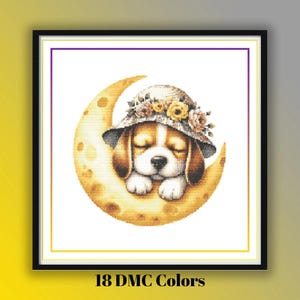 Könnte beinhalten: Ein gerahmtes Kreuzstichdesign mit einem schlafenden Beagle-Welpen, der einen Hut mit Blumen trägt und auf einem Mond liegt. Das Bild hat einen weichen Aquarellstil mit warmer Farbpalette. Der Text unten lautet "18 DMC Colors".