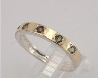 Peridot Ring mit gehämmerten Gold auf Silber