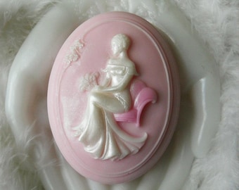 Cameo Soap with Aloe Audrey
