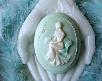 Cameo Soap with Aloe Bette