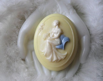 Ginger Cameo Soap with Aloe